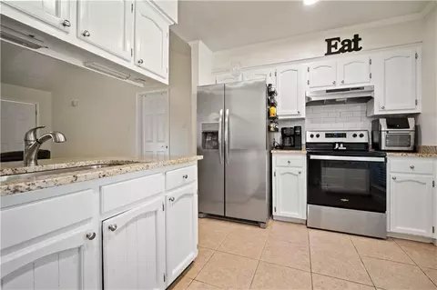 Kitchen - 5225 Wilhelm Dr, Mobile, AL 36618 photo 3 of 4