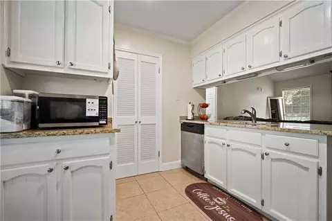 Kitchen - 5225 Wilhelm Dr, Mobile, AL 36618 photo 4 of 4