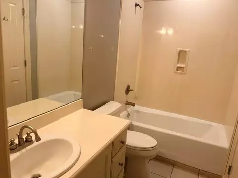 Bath - 7648 Berwick Ct, Mobile, AL 36695 photo 3 of 7