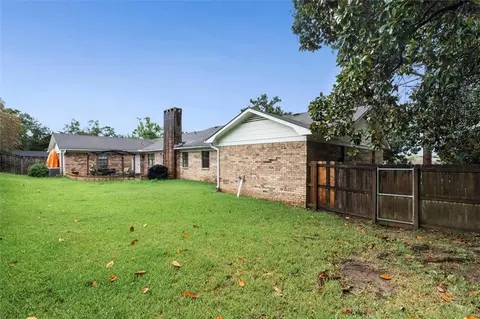 Exterior - 1050 Regal Dr, Mobile, AL 36609 photo 4 of 6