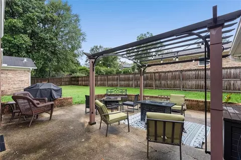 Exterior - 1050 Regal Dr, Mobile, AL 36609 photo 3 of 6