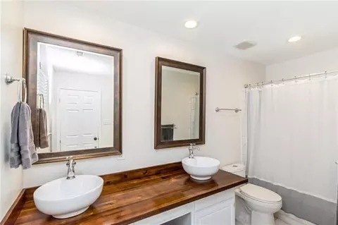 Bath - 2300 Christopher Dr E, Mobile, AL 36609 photo 1 of 4