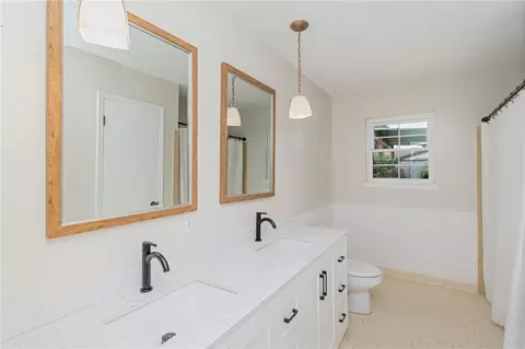 Bath - 2300 Christopher Dr E, Mobile, AL 36609 photo 3 of 4
