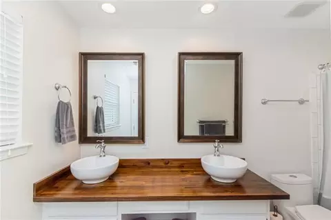 Bath - 2300 Christopher Dr E, Mobile, AL 36609 photo 2 of 4
