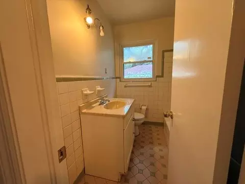 Bath - 2459 Lilac Ave, Mobile, AL 36606 photo 1 of 1