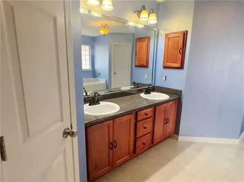 Bath - 7166 Bridgemill Dr, Mobile, AL 36619 photo 4 of 5