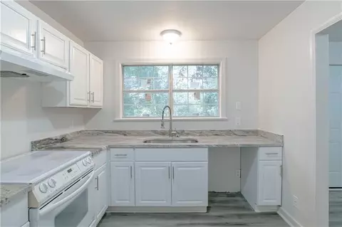 Kitchen - 2125 Barron Pl, Mobile, AL 36605 photo 2 of 2