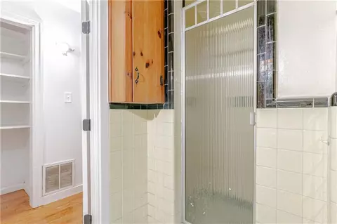 Bath - 2111 Johns Ln, Mobile, AL 36605 photo 2 of 4