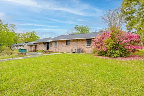 Exterior - 2111 Johns Ln, Mobile, AL 36605 photo 4 of 7
