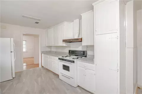 Kitchen - 2111 Johns Ln, Mobile, AL 36605 photo 2 of 3