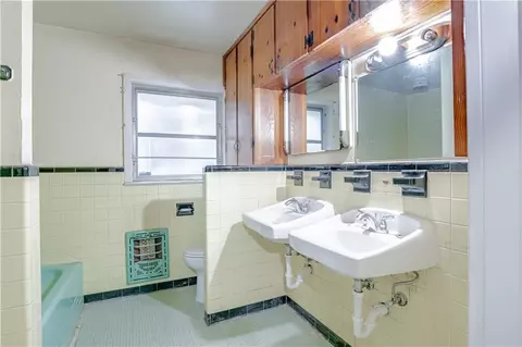 Bath - 2111 Johns Ln, Mobile, AL 36605 photo 1 of 4