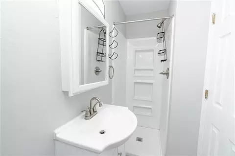 Bath - 302 Michigan Ave, Mobile, AL 36604 photo 10 of 14