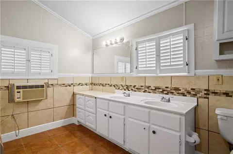 Bath - 1151 Ridgewood Dr, Mobile, AL 36608 photo 1 of 5