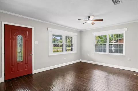 Living - 1151 Ridgewood Dr, Mobile, AL 36608 photo 2 of 8