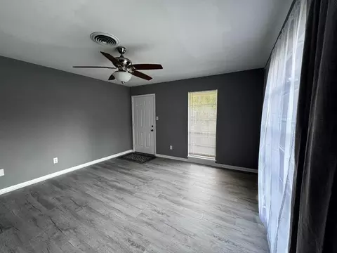 Living - 1006 Belvedere Cir E, Mobile, AL 36606 photo 2 of 3