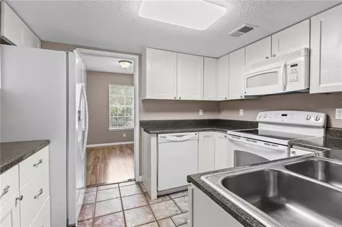 Kitchen - 4017 Cottage Hill Rd #53, Mobile, AL 36609 photo 1 of 2