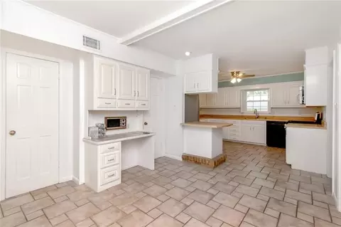 Kitchen - 745 Westmoreland Dr E, Mobile, AL 36609 photo 5 of 6