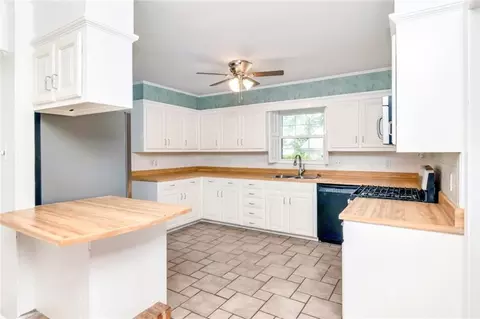 Kitchen - 745 Westmoreland Dr E, Mobile, AL 36609 photo 4 of 6