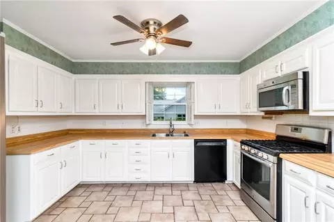Kitchen - 745 Westmoreland Dr E, Mobile, AL 36609 photo 2 of 6