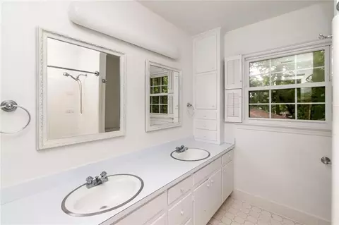 Bath - 745 Westmoreland Dr E, Mobile, AL 36609 photo 4 of 5