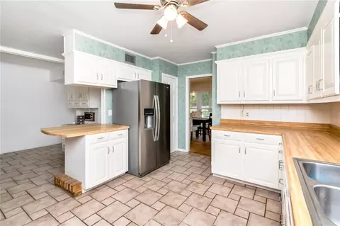 Kitchen - 745 Westmoreland Dr E, Mobile, AL 36609 photo 3 of 6