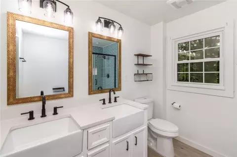 Bath - 745 Westmoreland Dr E, Mobile, AL 36609 photo 2 of 5