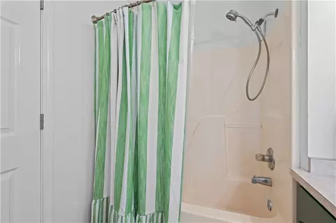 Bath - 2890 Barlett Dr, Mobile, AL 36608 photo 2 of 3