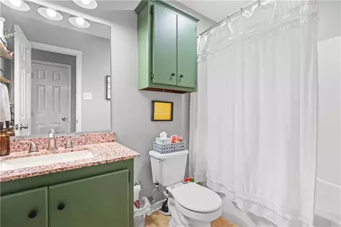 Bath - 2890 Barlett Dr, Mobile, AL 36608 photo 3 of 3