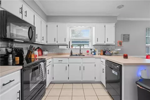 Kitchen - 2890 Barlett Dr, Mobile, AL 36608 photo 2 of 2