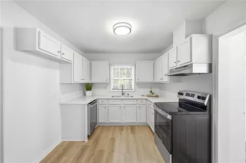 Kitchen - 318 Sutherland Dr, Chickasaw, AL 36611 photo 1 of 6