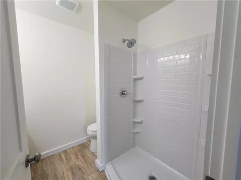 Bath - 2059 Holmes Dr, Mobile, AL 36605 photo 3 of 4