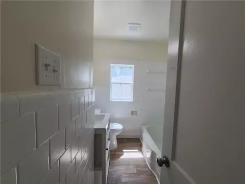 Bath - 2059 Holmes Dr, Mobile, AL 36605 photo 1 of 4