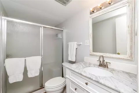 Bath - 4009 Old Shell Rd #C3, Mobile, AL 36608 photo 3 of 3