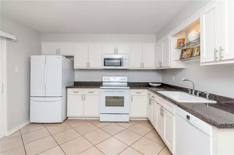 Kitchen - 4009 Old Shell Rd #C3, Mobile, AL 36608 photo 2 of 4