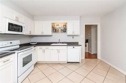 Kitchen - 4009 Old Shell Rd #C3, Mobile, AL 36608 photo 4 of 4