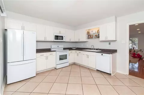 Kitchen - 4009 Old Shell Rd #C3, Mobile, AL 36608 photo 3 of 4