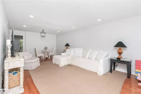 Living - 4009 Old Shell Rd #C3, Mobile, AL 36608 photo 1 of 3