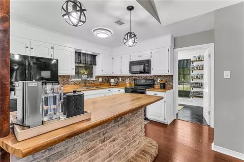 Kitchen - 3149 Lacoste Rd, Mobile, AL 36618 photo 4 of 5