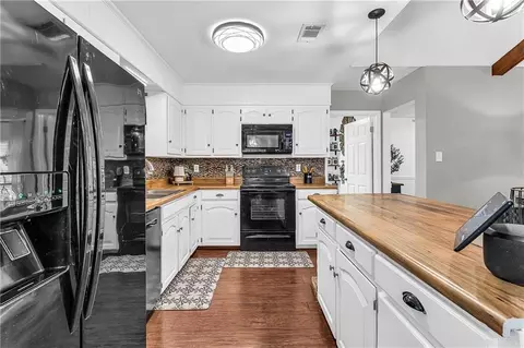 Kitchen - 3149 Lacoste Rd, Mobile, AL 36618 photo 3 of 5