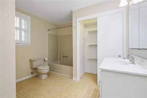 Bath - 4904 Mercedes Rd, Mobile, AL 36618 photo 2 of 8