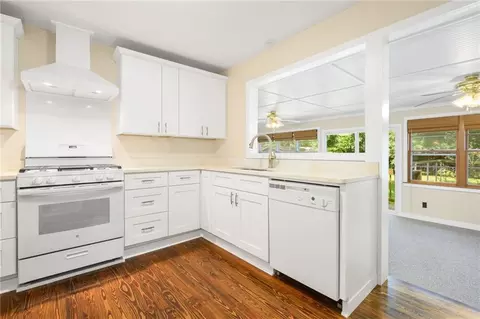 Kitchen - 4904 Mercedes Rd, Mobile, AL 36618 photo 4 of 7