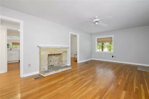 Living - 4904 Mercedes Rd, Mobile, AL 36618 photo 7 of 13