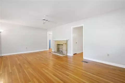 Living - 4904 Mercedes Rd, Mobile, AL 36618 photo 5 of 13