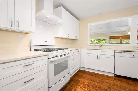 Kitchen - 4904 Mercedes Rd, Mobile, AL 36618 photo 2 of 7