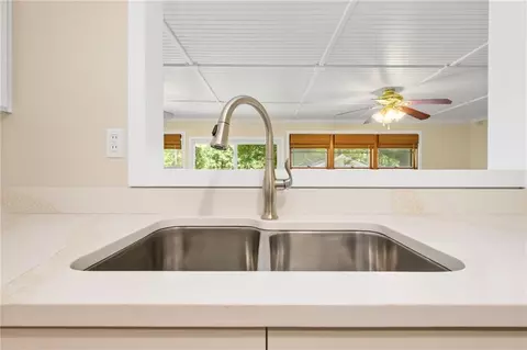Kitchen - 4904 Mercedes Rd, Mobile, AL 36618 photo 6 of 7
