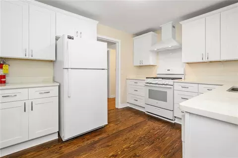 Kitchen - 4904 Mercedes Rd, Mobile, AL 36618 photo 5 of 7