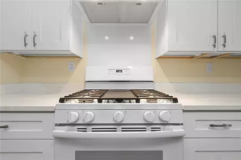 Kitchen - 4904 Mercedes Rd, Mobile, AL 36618 photo 7 of 7