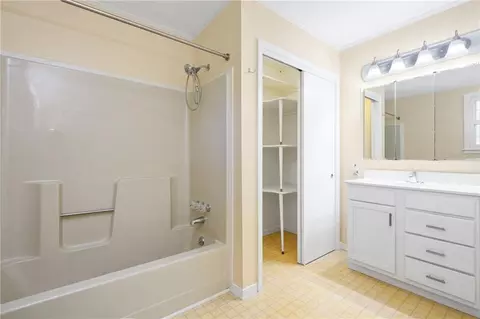 Bath - 4904 Mercedes Rd, Mobile, AL 36618 photo 4 of 8