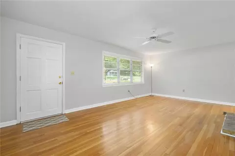 Living - 4904 Mercedes Rd, Mobile, AL 36618 photo 11 of 13