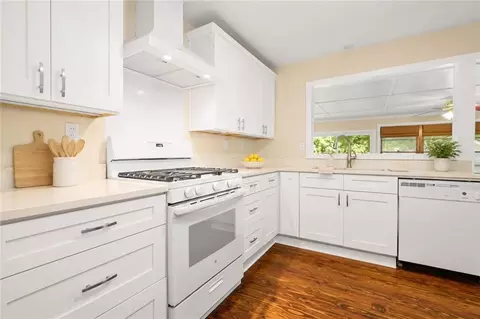 Kitchen - 4904 Mercedes Rd, Mobile, AL 36618 photo 1 of 7